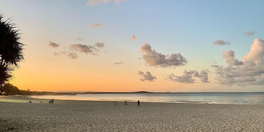 Clear view of sandy shores and idyllic evening sky of UAE - Best beaches in Palm Jumeirah