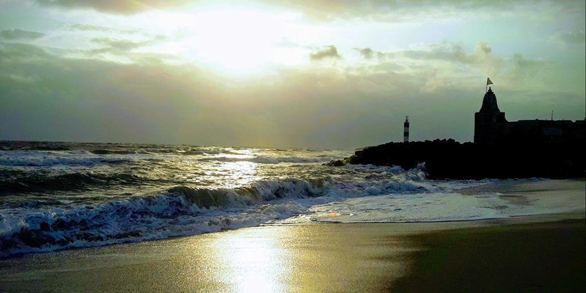 With striking sandy shores, Dwarka Beach is one of the famous beaches in India to explore.