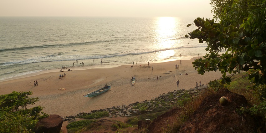 Offering picturesque sunset views, Varkala Beach is one of the famous beaches in India.