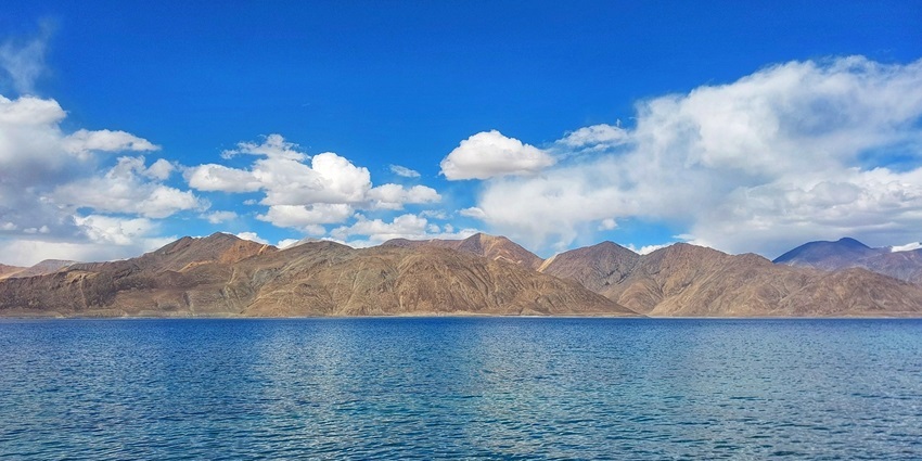 A serene view of Surinsar Lake, a beautiful lake near Manda Zoo in Jammu & Kashmir.