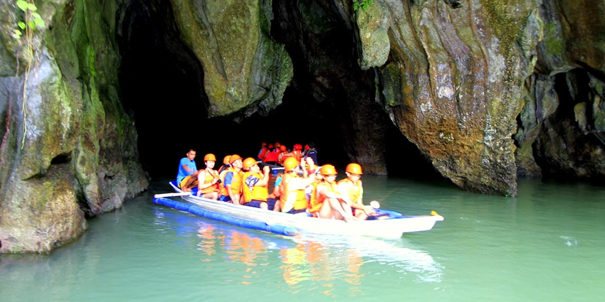 Visit the spectacular swiftlet cave located in the coastal region, on your trip to Kerala.