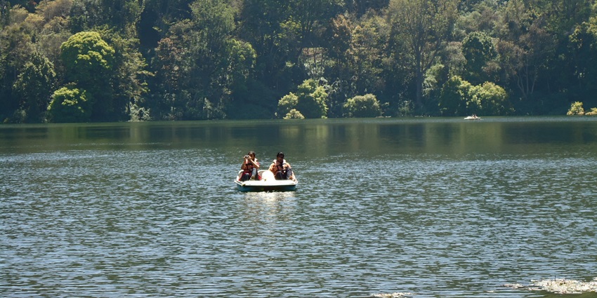 A picture of tourists enjoying a boat ride in the serene waters of Kundala Lake