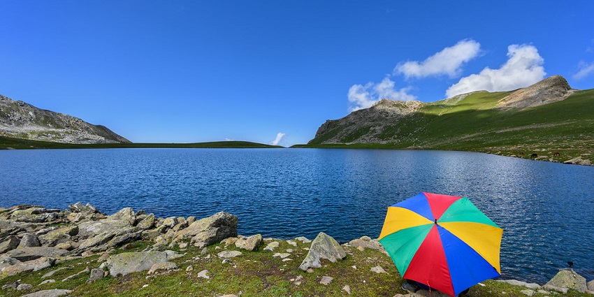 View of the banks of the Tarsar Marsar Lake, one of the places to visit near Pahalgam