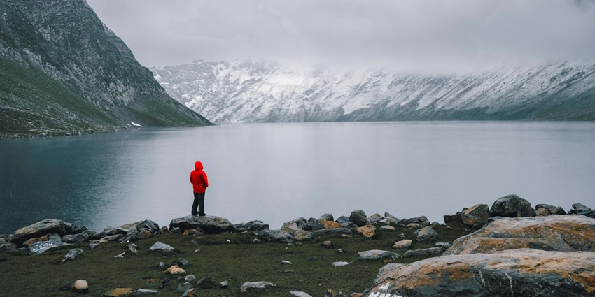 Cherish serenity and vibrant blue lakes while trekking through Tarsar Marsar lakes.