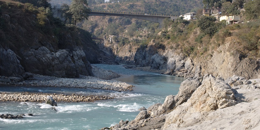 A captivating view of hot springs in Sutlej River at Tattapani in Himachal Pradesh