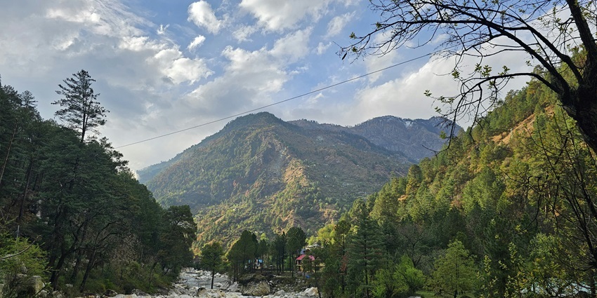 A mesmerising view of Tawi Valley featuring majestic mountains and azure waters.