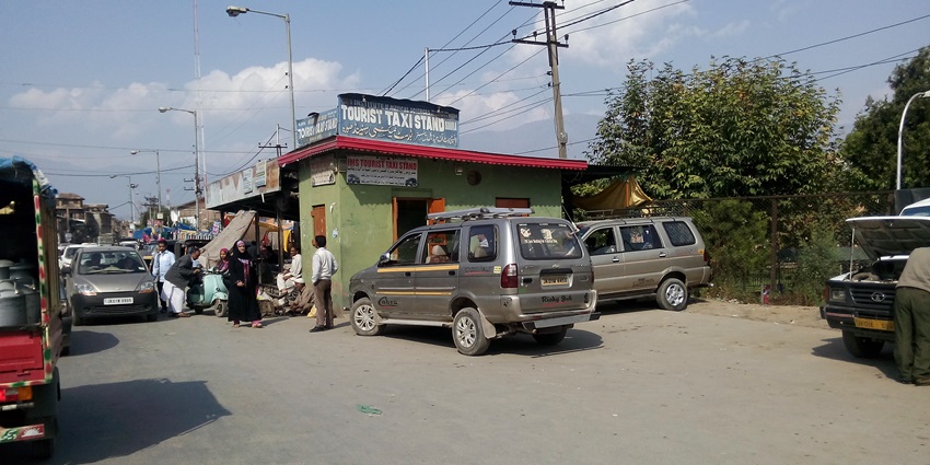 Discover the heritage of Jammu at the ancient Hari Parbat Fort on a trip to Srinagar