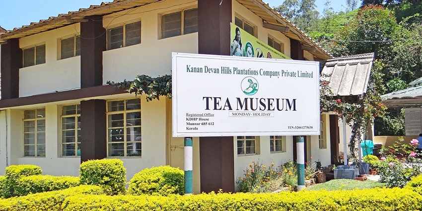 While shopping in Munnar, pay a visit to the Tata Tea Museum at the Kanan Devan Hills Plantations