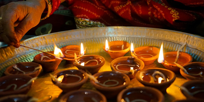 Indulge in meditation and aarti at one of the religious temples in Pathanamthitta.