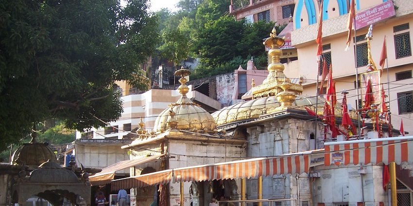 Seeking blessings at famous temples is one of the best things to do in Dharamshala.