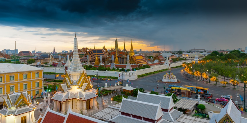 A picture of the Grand Palace and Wat Phra Si Rattanasatsadaram in Thailand taken on a cloudy day