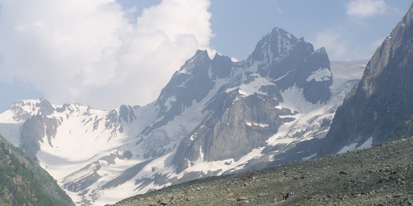 A view of the Thajiwas Glacier covered in snow. One of the best places to visit in sonmarg.