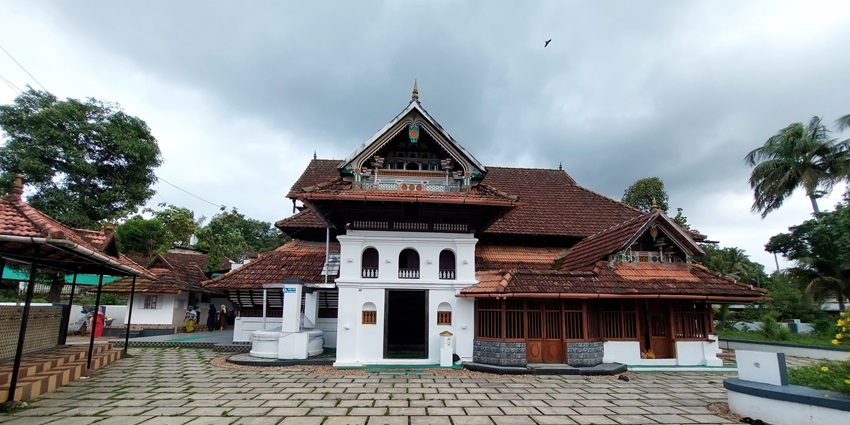 A front view of Thazhathangady Juma Masjid in Kottayam, one of the best places to visit.