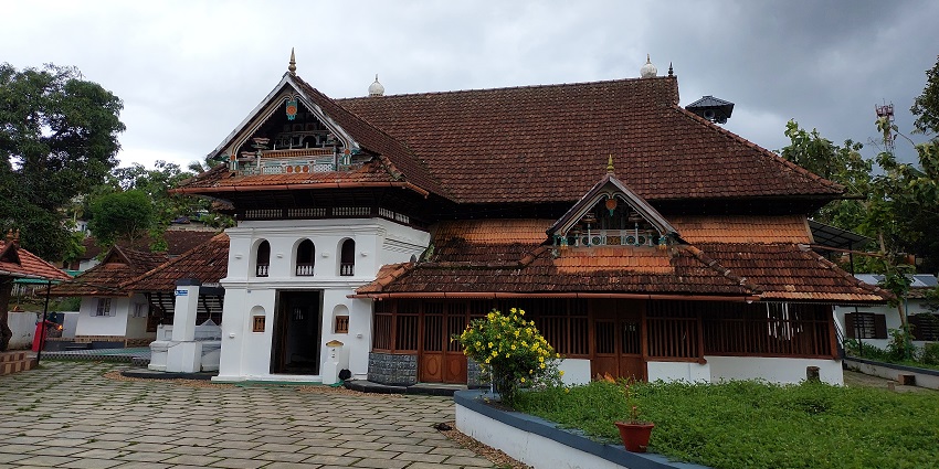 Seek blessings from Thazhathangady Juma Masjid, one of the spiritual places in Kerala.