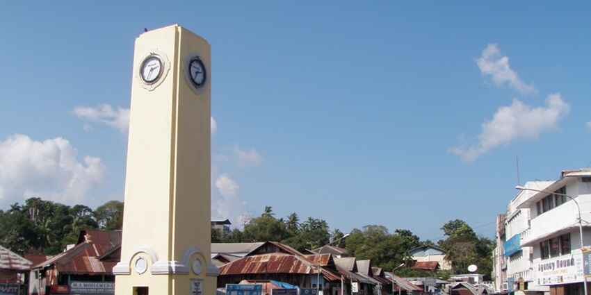 Take souvenirs from Aberdeen Bazaar, one of the best places to visit in Port Blair.