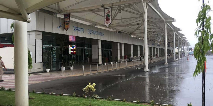 It is easy and reliable to travel from the Jammu airport to the Surinsar Mansar Wildlife Sanctuary