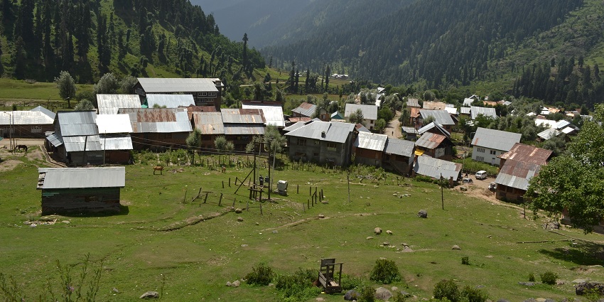 The beautiful snow-capped mountains and stream of Aru Valley are popular for horseback riding