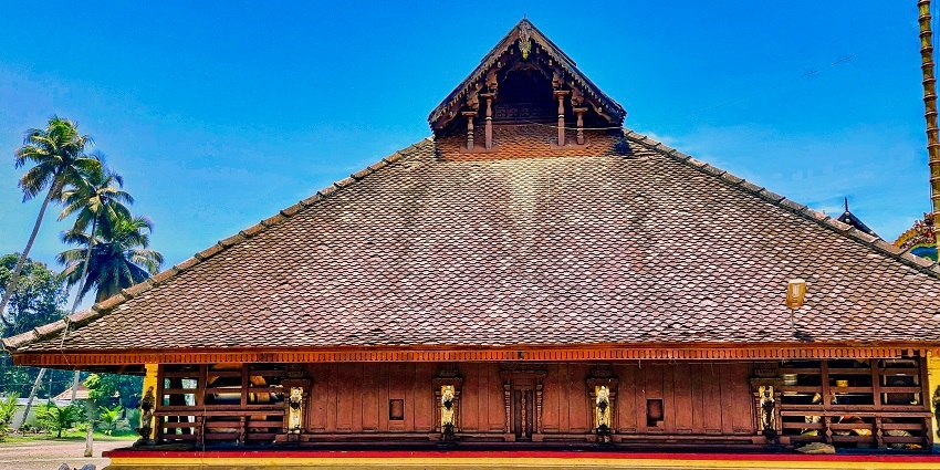 Thonnalloor Pattupurakkal Devi Temple is one of the oldest temples in Pandalam