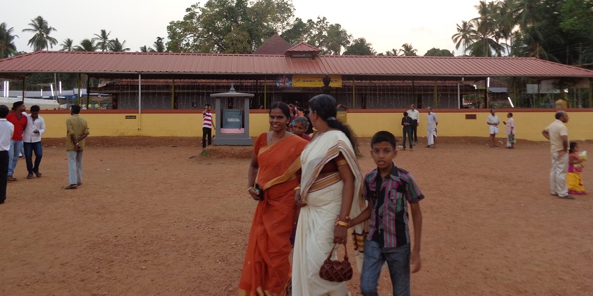 Soak in to spiritual ambience of the temple and seek blessings from lord Rama