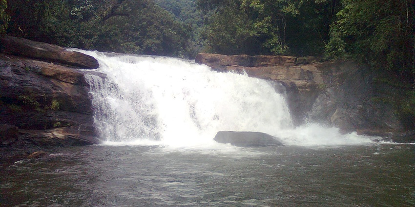 Thommankuthu Waterfalls are one of the most peaceful Alappuzha waterfalls for visitors.