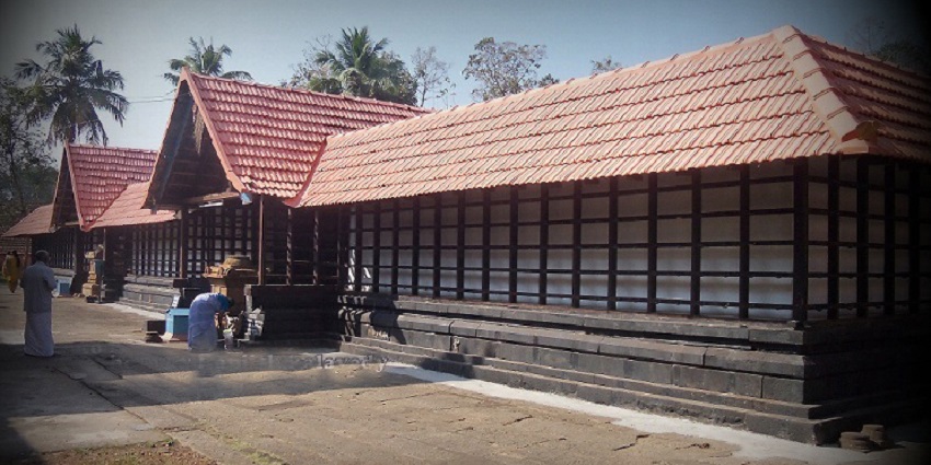 Thumpamon Vadakkumnatha Temple is an important religious Pandalam temple with a splendid design