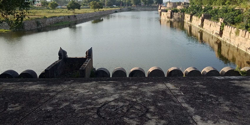 Tipu Sultan Fort is one of the best historical places to visit around Dhoni Waterfalls.