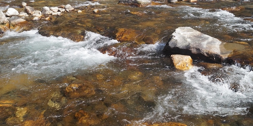 Tirthan River flowing through the scenic and Tirthan Valley - best things to do in Kullu