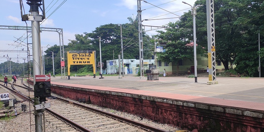 One of the best ways to reach Malappuram Beach is via the Tirur Railway Station