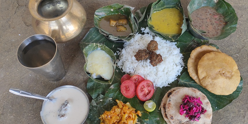 Tourists can find several traditional and popular food options near Ranbireshwar Temple.