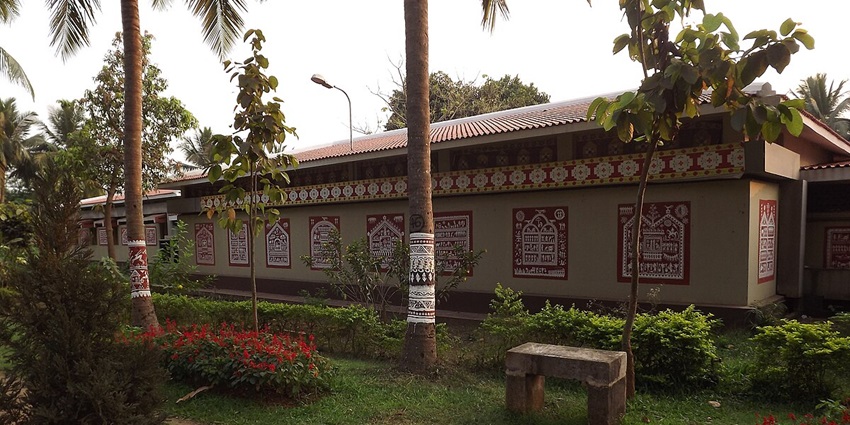 The exhibition wall of Bhubaneshwar, India, showcases incredibele wall paintings.