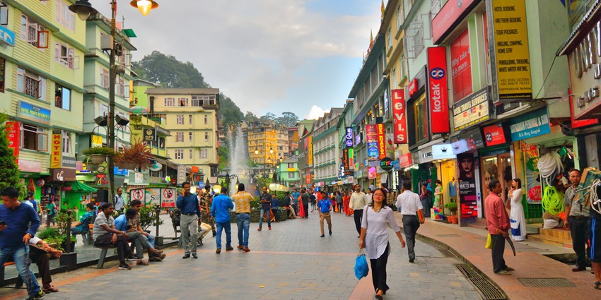 MG Road is one of the top places where you can browse through local stalls and outlets