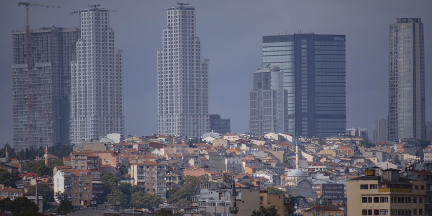 A picture of the cityscape of Istanbul, Turkey with numerous buildings and residential apartments