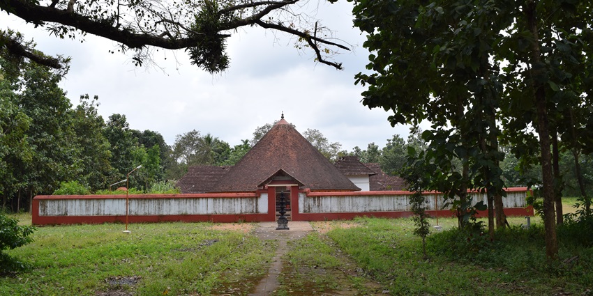 Pary at the historic Uliyannoor Mahadev temple - One of the best things to do in Aluva