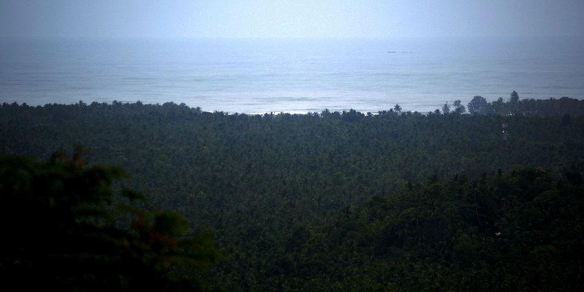Near to Payyoli Beach, Vadakara is known for the Vadakara Fort and traditional Kerala cuisine.