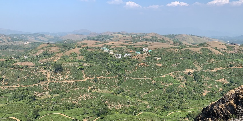Thangal Para at Kolahalamedu: scenic viewpoint with greenery and serene ambiance.
