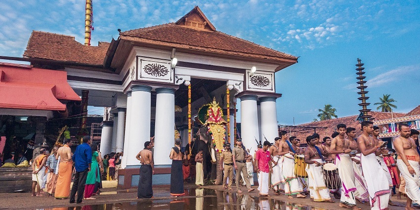 Devotees lined up at the entrance of Vaikom Mahadev Temple - Temples in Kottayam