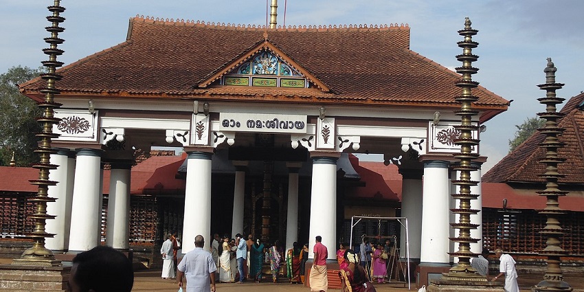 Devotees visiting Vaikom Mahadeva Temple to offer prayers and seek lord shiva’s blessings