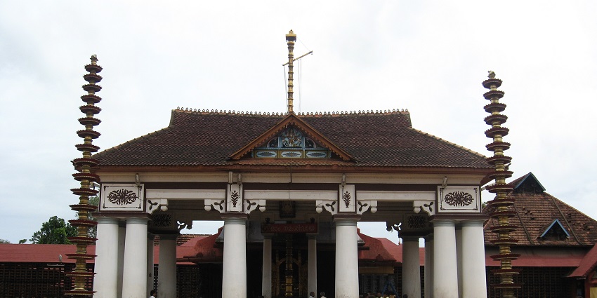 A beautiful landscape of Vaikom Mahadeva Temple near Kumarakom with a brown roof.