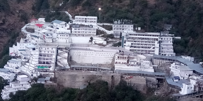 Enjoy a trek to Vaishno Devi Temple via Ardhkuwari Temple located amidst natural beauty