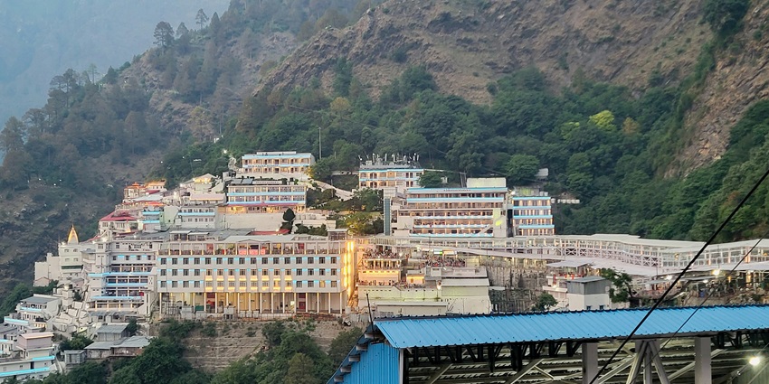 One of the best things to do in Jammu is to enjoy a trek to the Vaishno Devi Temple.