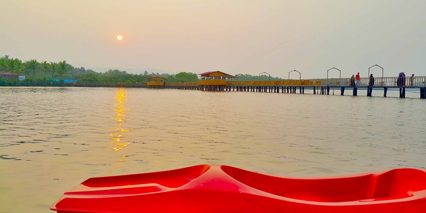 Enjoy the Valayapara Floating Park, one of the exciting things in Kannur, Kerala, India.