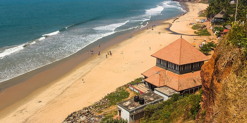 A view of Varkala Beach, one of the best places to visit near Kochi within 200 km.