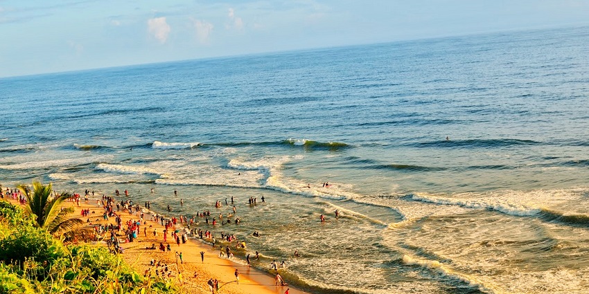 An enchanting view of the Varkala Beach in Kerala, which is one of the must-visit places.