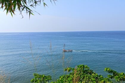 Panoramic view of vast ocean from the distance at Varkala beach, Kerala