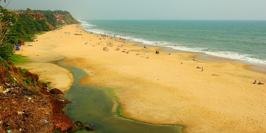 Relish the pristine beaches and unwind with top places to visit in Kerala in January