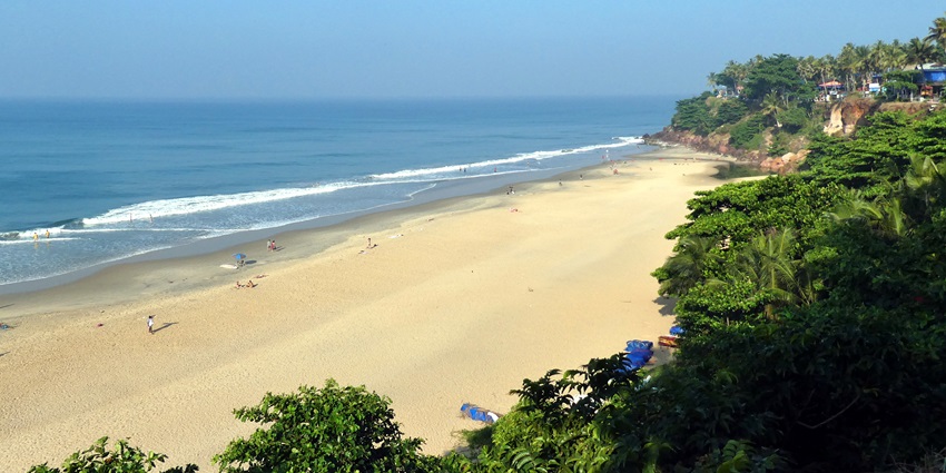 Unwind with your partner at the Varkala beach and enjoy the views of the surroundings