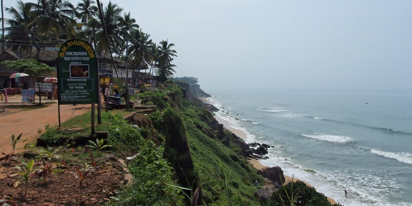 Varkala cliff is a place for an ideal coastal escape near the Trivandrum museum