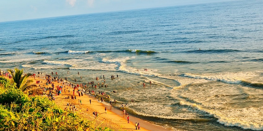 scenic views of Varkala beach and the sea in one frame - Places to visit in Kerala
