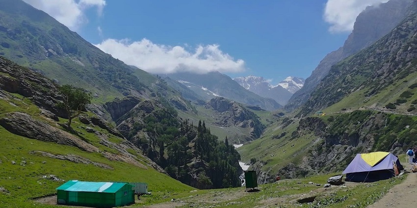The trek to Shikargah is another evidence of the outworldly beauty of Kashmir