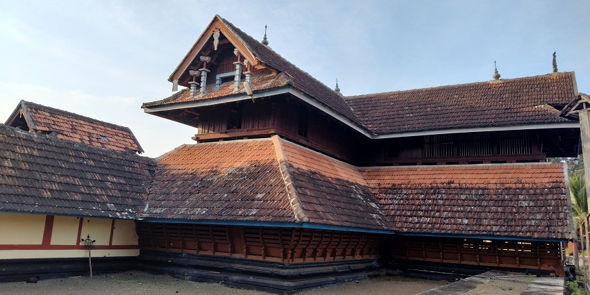 Vazhappally Maha Siva Temple is dedicated to Lord Shiva and some serpent deities.